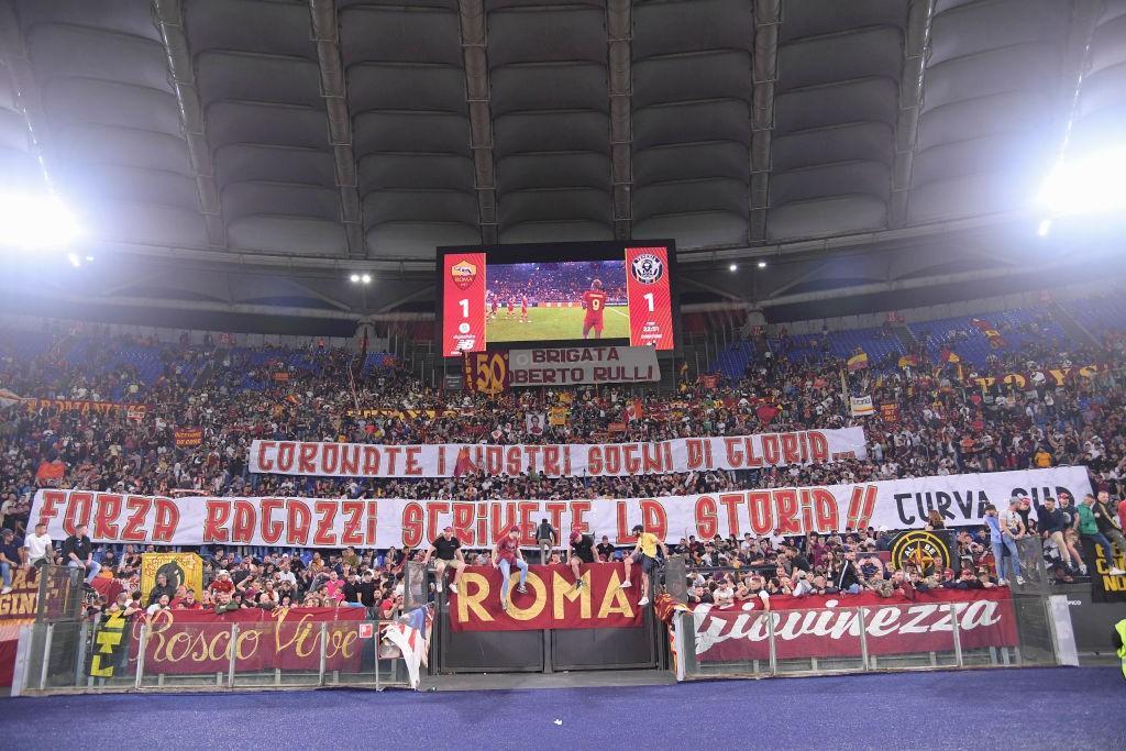 La Curva Sud carica la squadra in vista della Finale (As Roma via Getty Images)