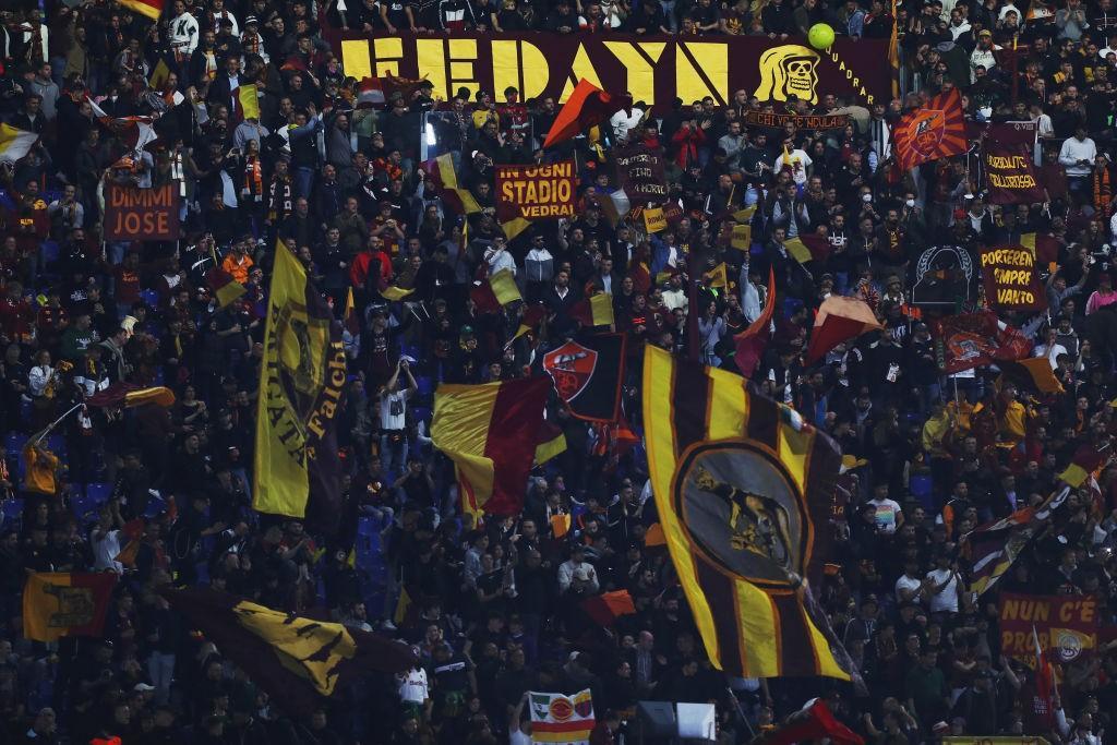 I tifosi della Curva Sud colorano lo Stadio Olimpico (As Roma via Getty Images)