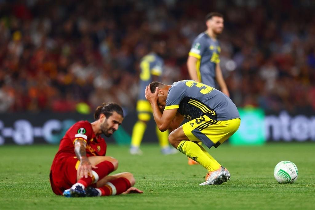 Oliveira a terra dopo un contrasto (As Roma via Getty Images)