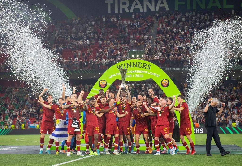 Noi con la coppa (As Roma via Getty Images)