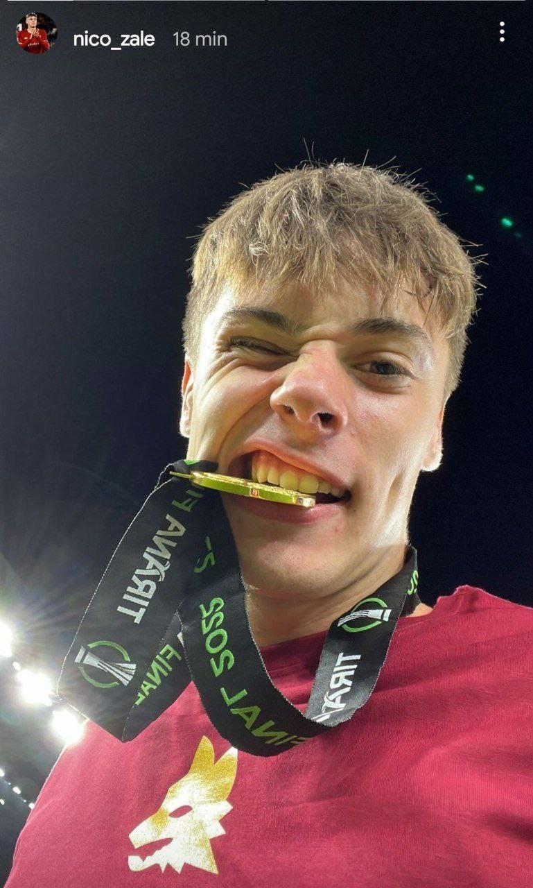 Zalewski esulta mordendo la medaglia