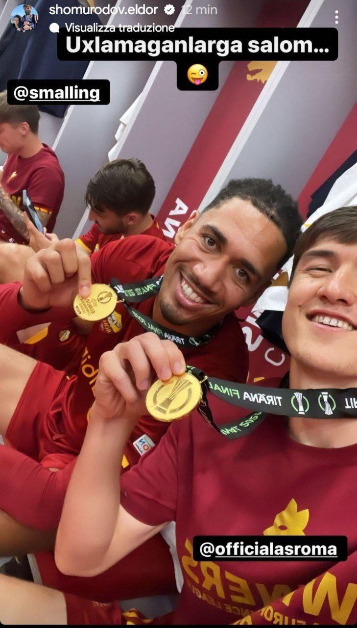 Smalling e Shomurodov mostrano la medaglia su instagram