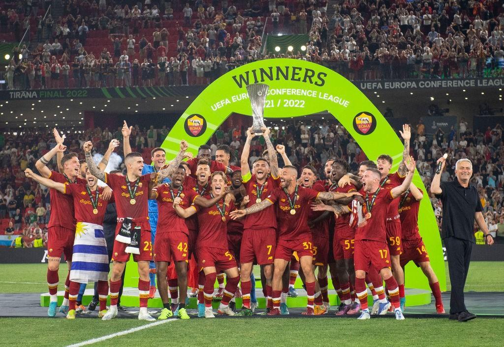 La Roma con la coppa (Getty Images)