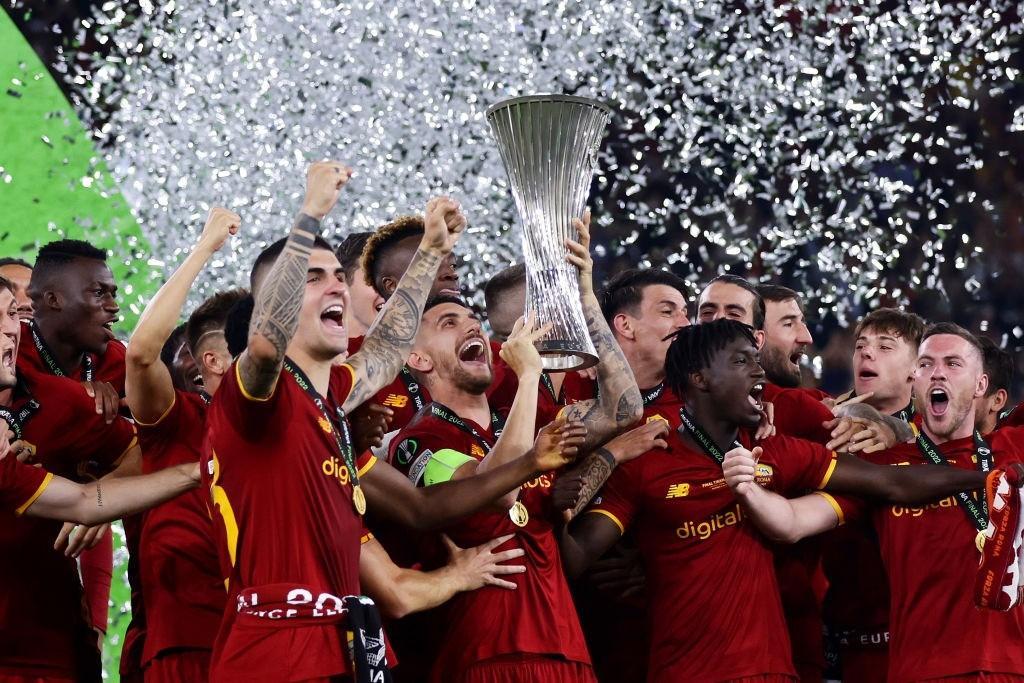 La Roma alza la Conference League al cielo (As Roma via Getty Images)