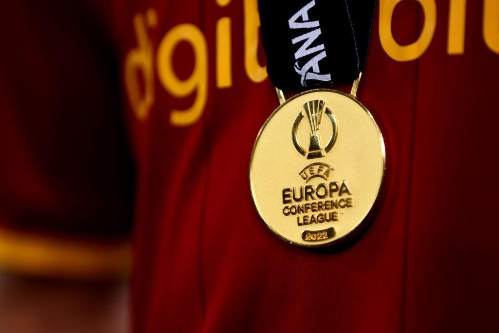 La medaglia della UEFA Conference League (As Roma via Getty Images)