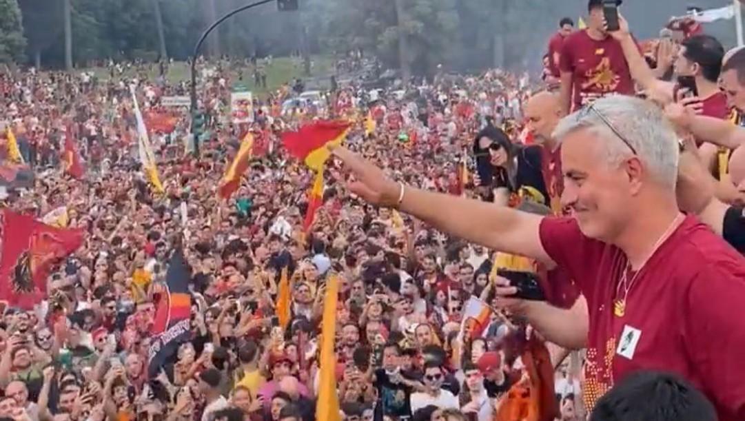 Uno screen del video dal pullman twittato dalla Roma