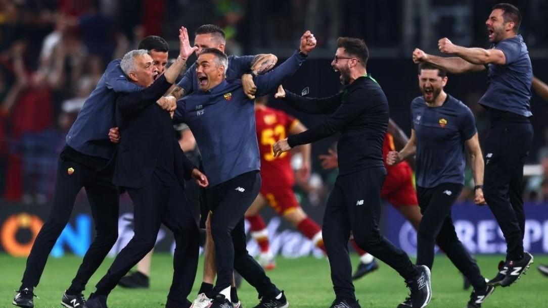 L'esultanza di Josè Mourinho con lo staff al fischio finale di Roma-Feyenoord (As Roma via Getty Images)