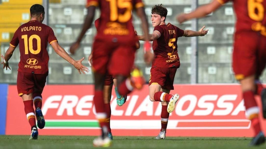 L'esultanza di Filippo Tripi e compagni dopo il gol del vantagio contro la Juventus (As Roma via Getty Images)