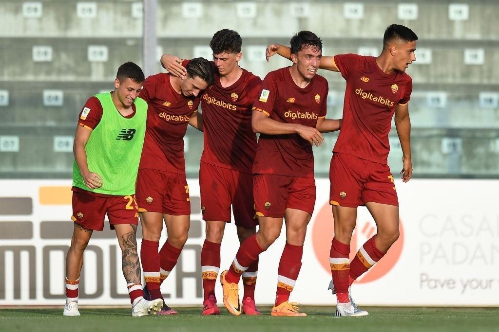 Esultanza dei ragazzi della Roma primavera che attendono l'Inter in finale martedì al Mapei Stadium (As Roma via Getty Images)