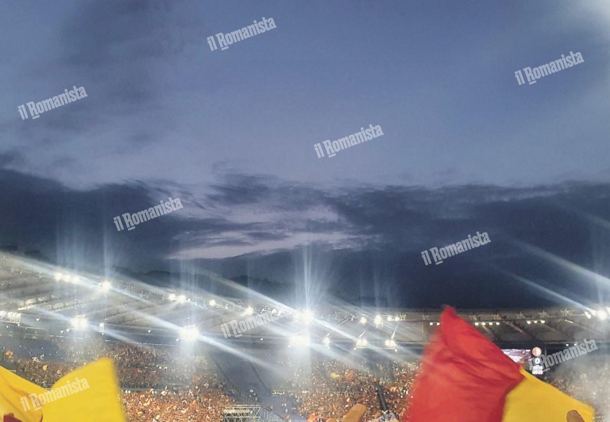 Uno scatto del cielo sopra all'Olimpico prima di Roma-Feyenoord