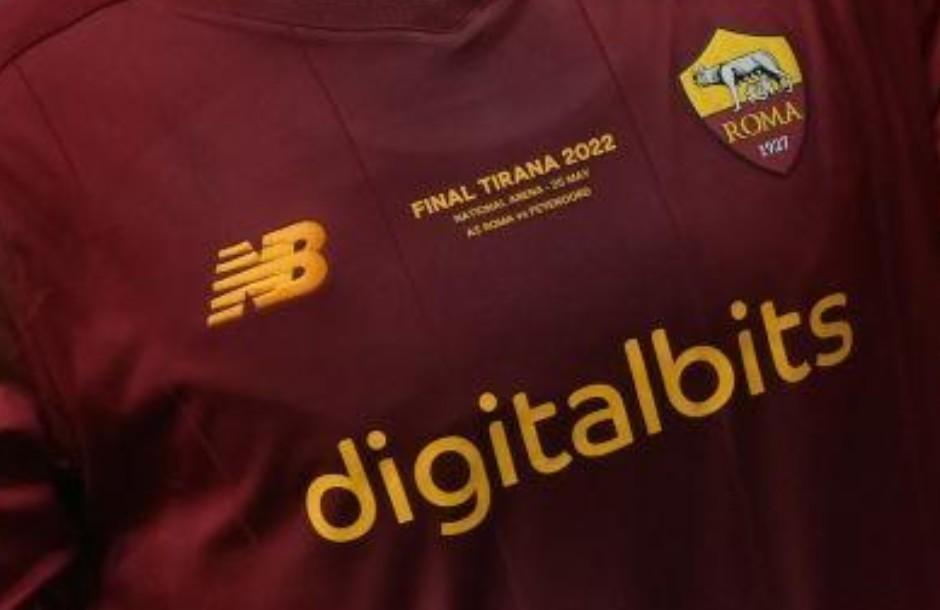 La maglia della stagione 2021-22 con la patch della finale Roma-Feyenoord (As Roma via Getty Images)