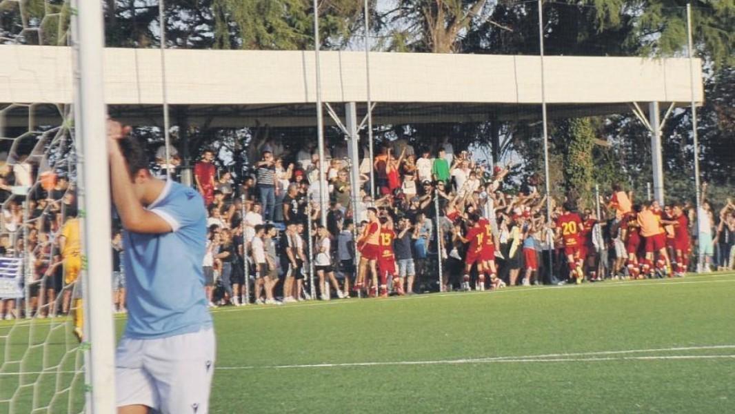 L’esultanza dei giocatori della Roma, sotto la tribuna del Green Club, e la disperazione di quelli della Lazio