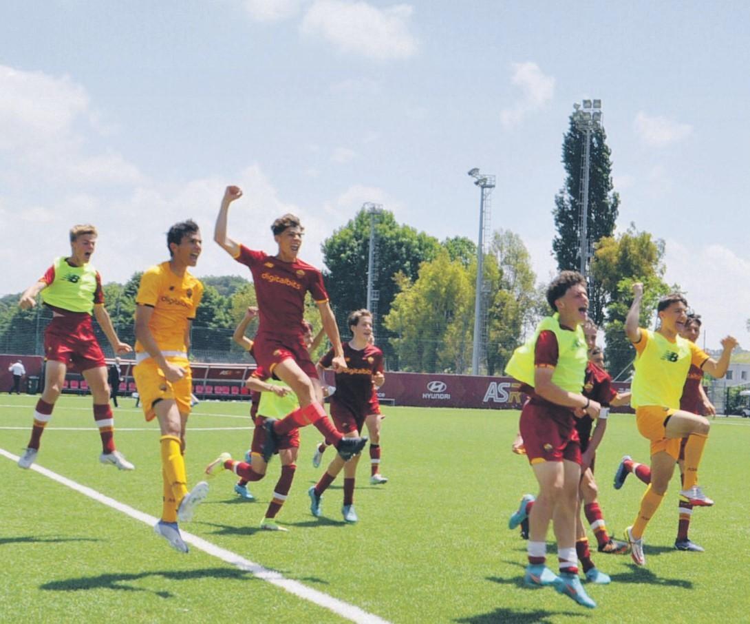 La gioia dei giocatori dell'Under 15 dopo il 2-0 sull'Atalanta, che vale la semifinale