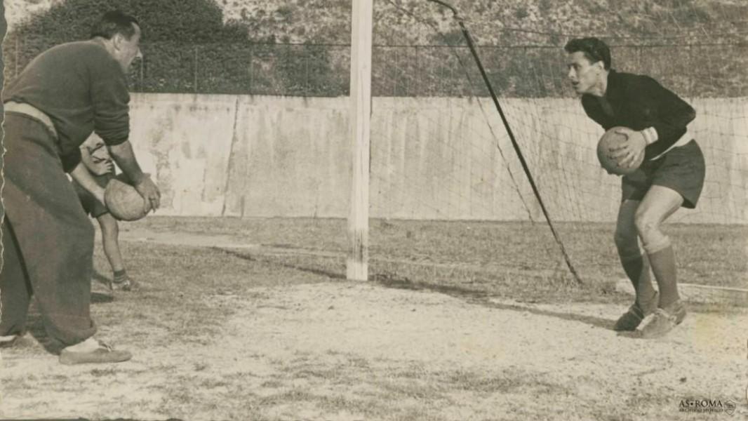 Renato Bodini allena il portiere Pietro Benedetti del 1949 (Archivio Storico AS Roma)