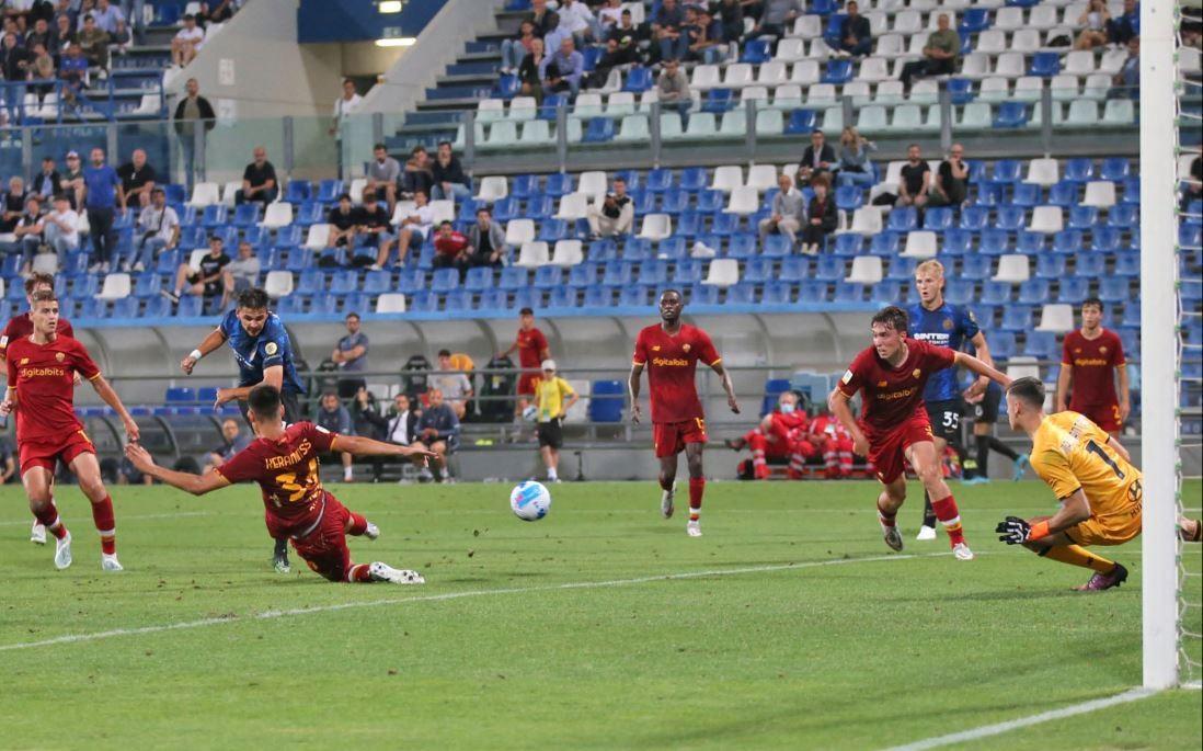 Il gol di Iliev durane la finale scudetto tra Roma Primavera e Inter, di Mancini