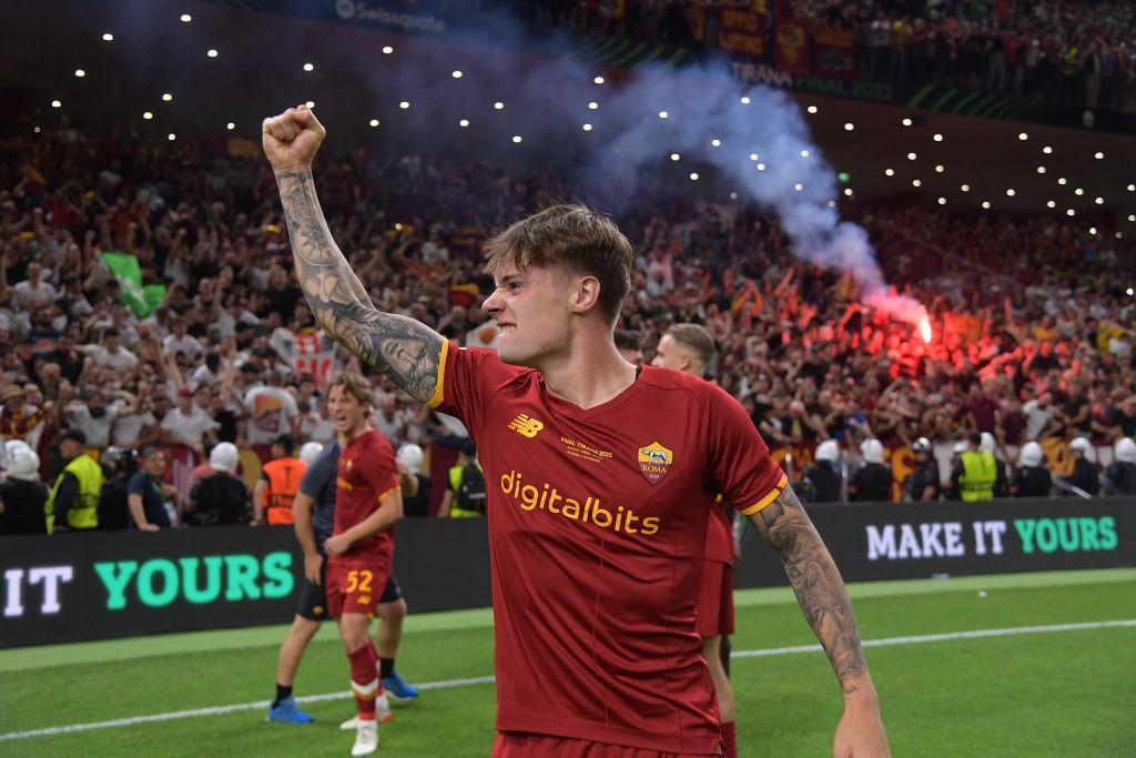 Zalewski esulta sotto al settore dei romanisti dopo il trionfo di Tirana (AS Roma via Getty Images)