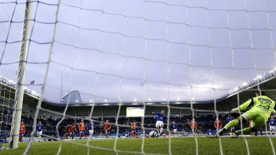 Un calcio di rigore visto da dietro la porta in Eliteserien (Getty Images)