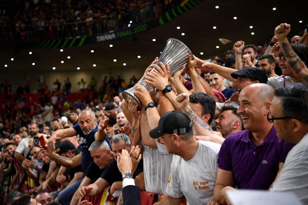 I tifosi della Roma alzano la coppa della Conference League (Getty Images)