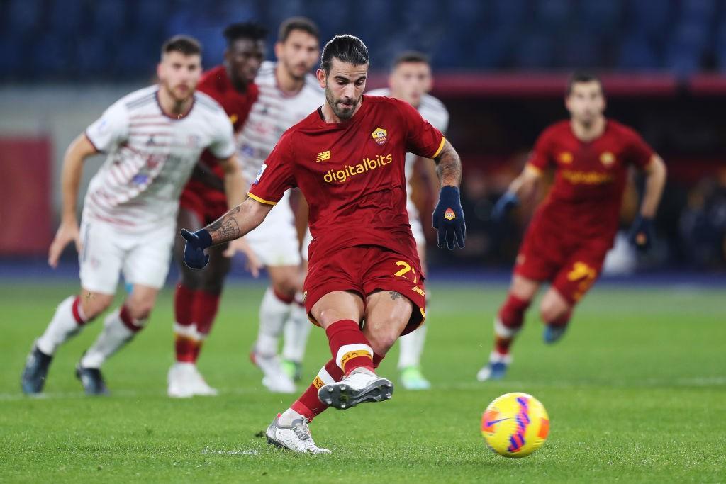 Sergio Oliveira tira il rigore decisivo contro il Cagliari (AS Roma via Getty Images)