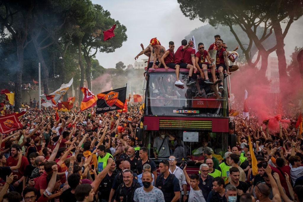 La Roma festeggia la Conference con i suoi tifosi (AS Roma via Getty Images)