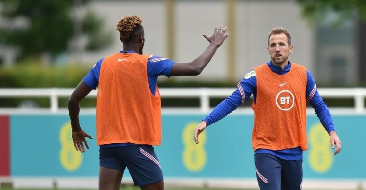 Tammy Abraham e Harry Kane in allenamento con l'Inghilterra