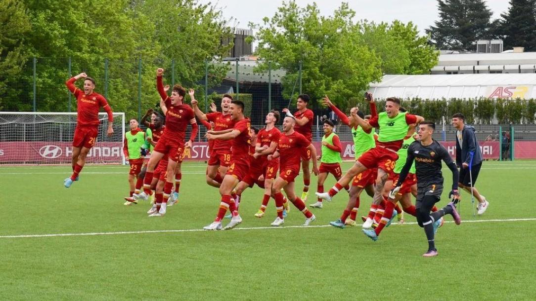 La Roma Primavera a fine partita contro il Cagliari (As Roma via Getty Images)