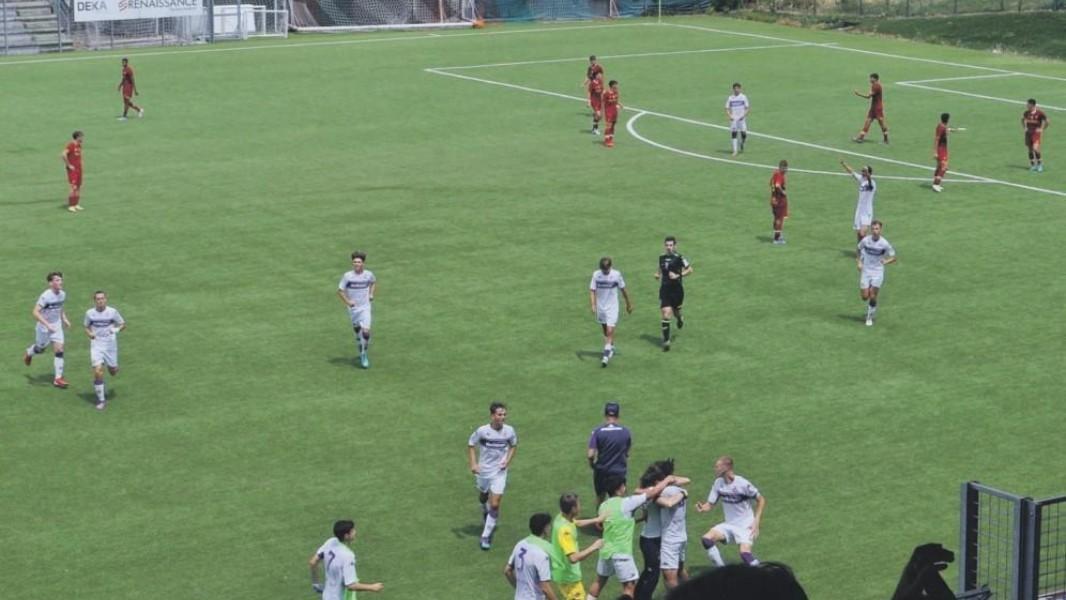 L’esultanza dei giocatori della Fiorentina Under 17 dopo il 2-0 di Baroncelli al 95’