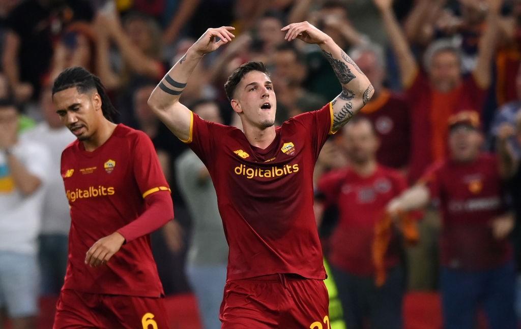 Zaniolo incita i tifosi romanisti a Tirana (AS Roma via Getty Images)