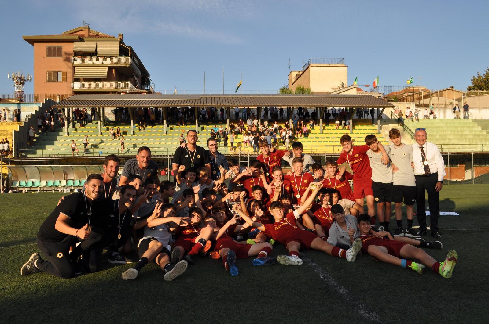 La festa della Roma Under 14 dopo la vittoria del titolo regionale, al campo Giorgio Castelli