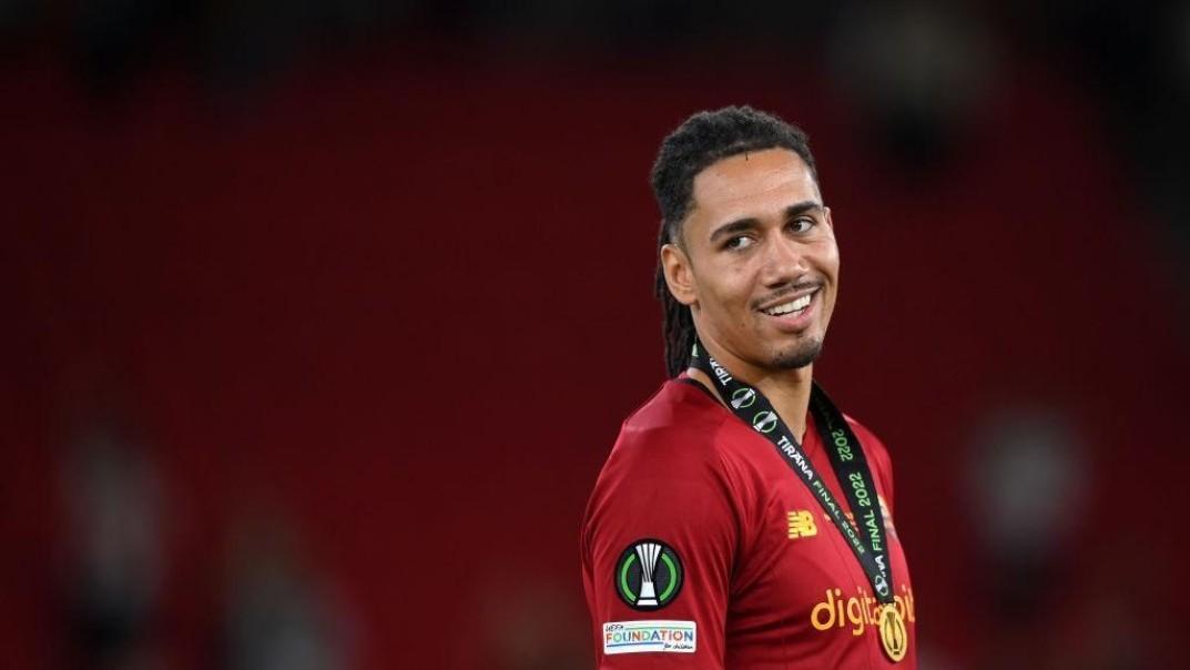 Chris Smalling con la medaglia della Conference League al collo (Getty Images)