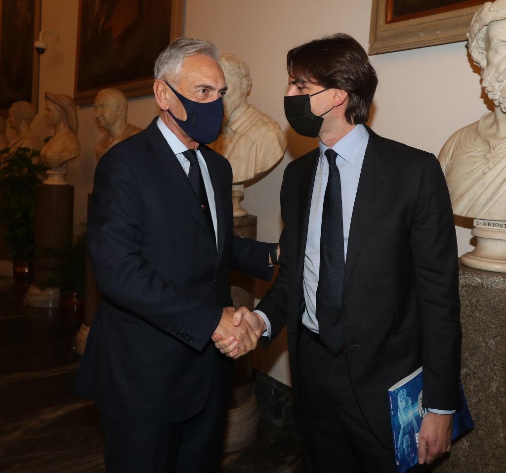 Gabriele Gravina e Alessandro Onorato si stringono la mano durante un evento della FIGC (Getty Images)