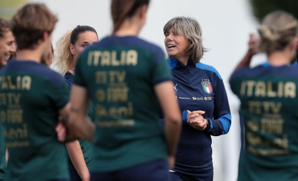 Il CT Milena Bertolini in mezzo alle azzurre (Getty Images)