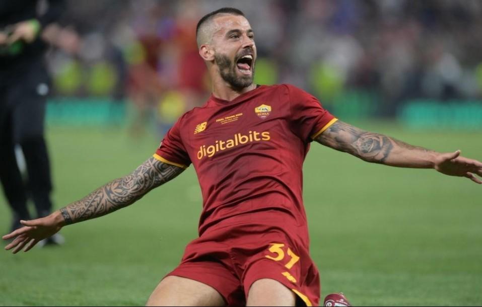 Spinazzola e la sua corsa sotto il settore giallorosso al fischio finale di Roma-Feyenoord (As Roma via Getty Images)