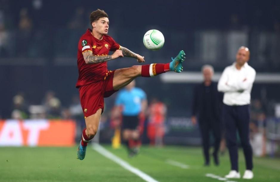 Nicola Zalewski, in azione contro il Feyenoord a Tirana (As Roma via Getty Images)