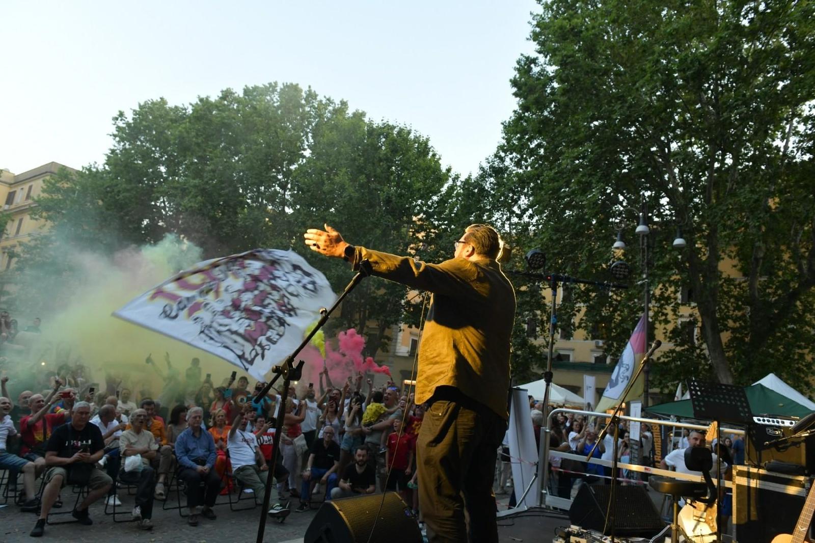 Marco Conidi canta Mai Sola Mai a Testaccio (Claudia Rolando)