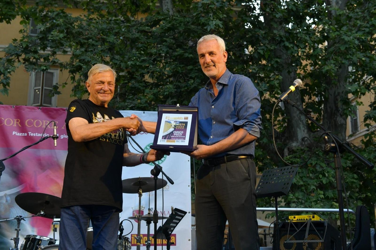 Daniele Lo Monaco premia Enrico Pozzi, presidente del Roma Club Testaccio (Claudia Rolando)