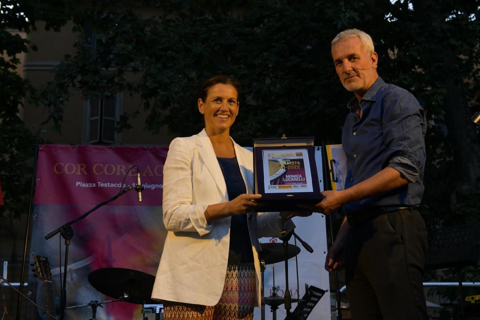 Daniele Lo Monaco premia Monica Lucarelli, assessora alle attività produttive e alle pari opportunità del Comune di Roma (Claudia Rolando)