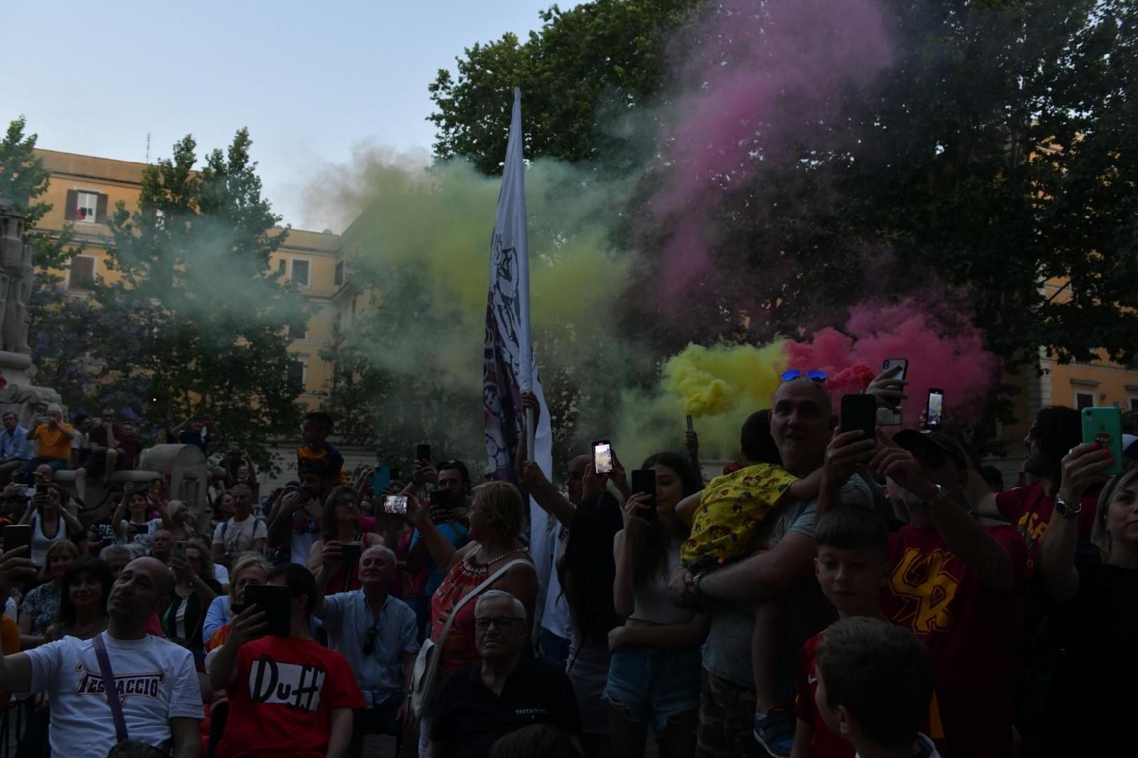 Piazza Testaccio che si colora di giallorosso (Claudia Rolando)