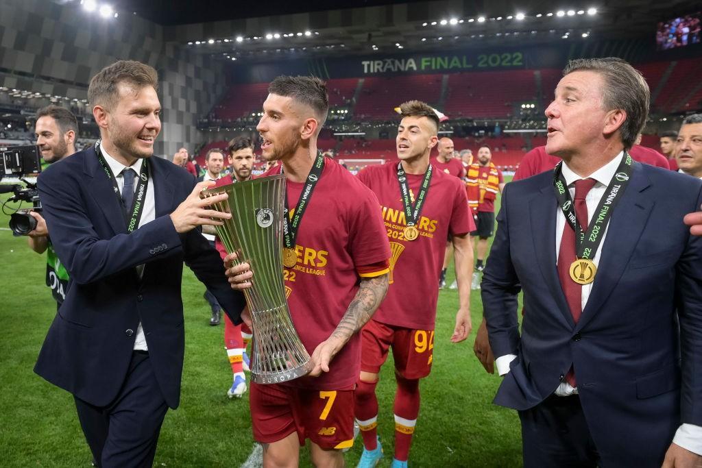 Dan e Ryan Friedkin con Pellegrini mentre alzano la Conference a Tirana (As Roma via Getty Images)