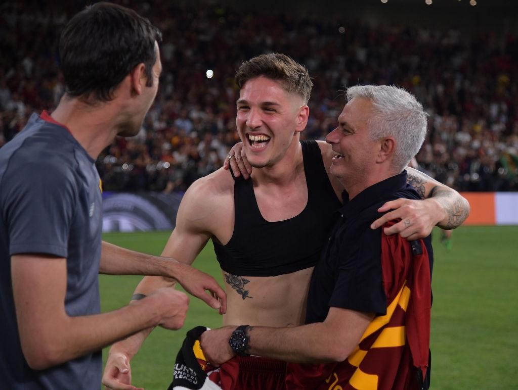Zaniolo abbraccia Mou dopo la finale di Tirana (As Roma via Getty Images)