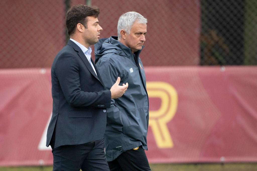 Tiago Pinto e Mourinho a Trigoria durante un allenamento (As Roma via Getty Images)