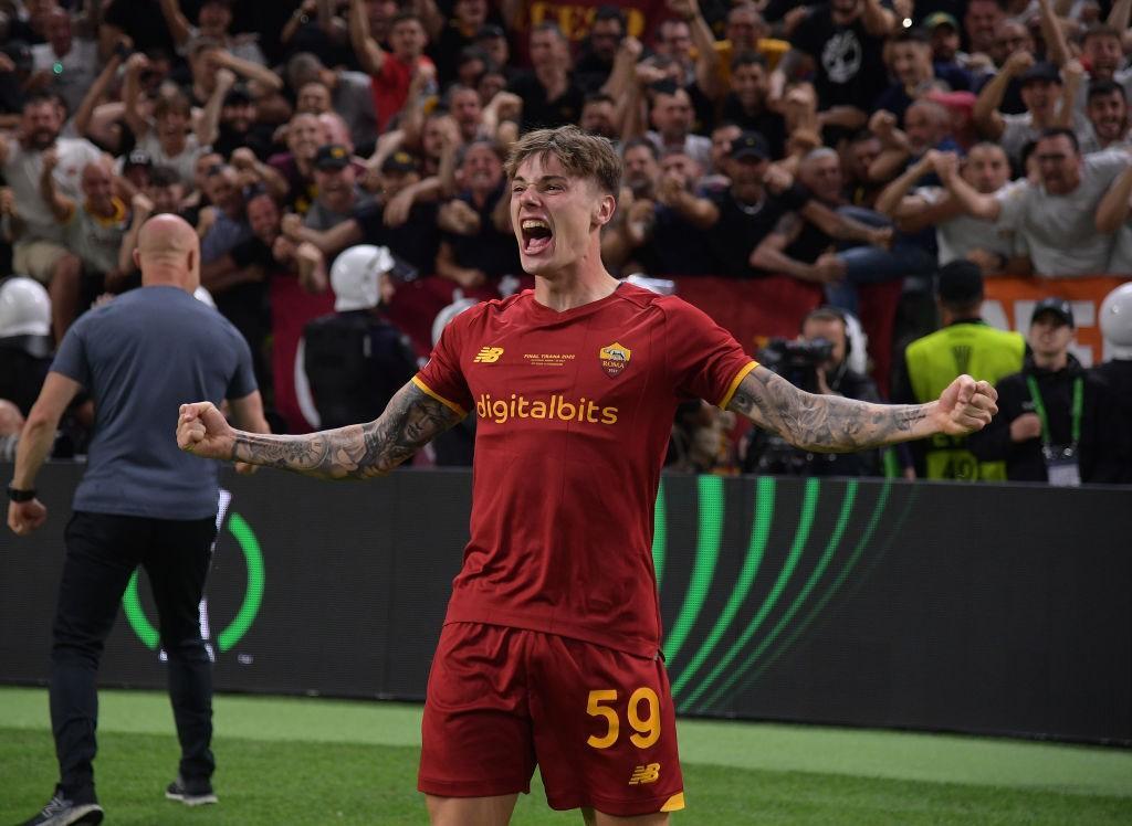 Zalewski festeggia davanti ai tifosi giallorossi la vittoria della Conference (As Roma via Getty Images)