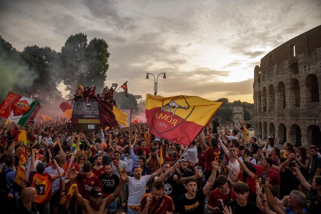 La sfilata vittoriosa del pullman della Roma davanti al Colosseo (AS Roma via Getty Images)