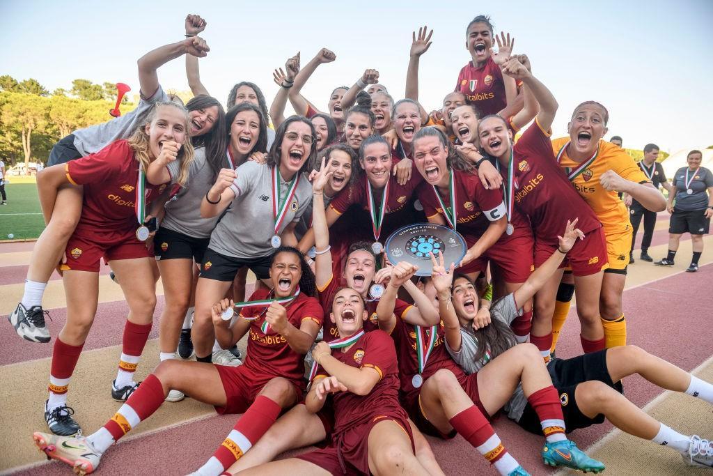 la Roma Femminile Primavera festeggia il terzo scudetto consecutivo (AS Roma via Getty Images)