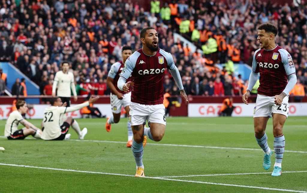 Douglas Luiz esulta dopo la rete segnata al Liverpool a maggio (Getty Images)