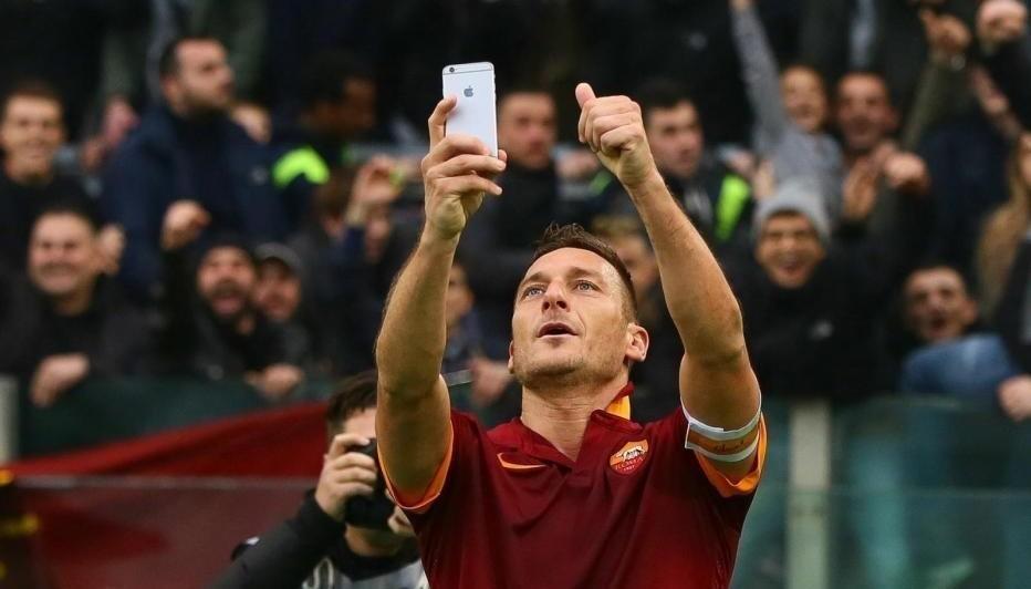 Il selfie di Francesco Totti sotto la Curva Sud, di LaPresse