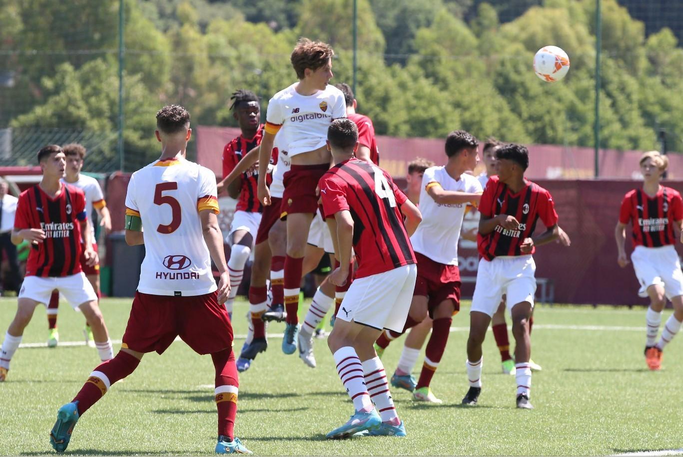 un colpo di testa del centrocampista Panico nella partita con il Milan Under 15, di Mancini