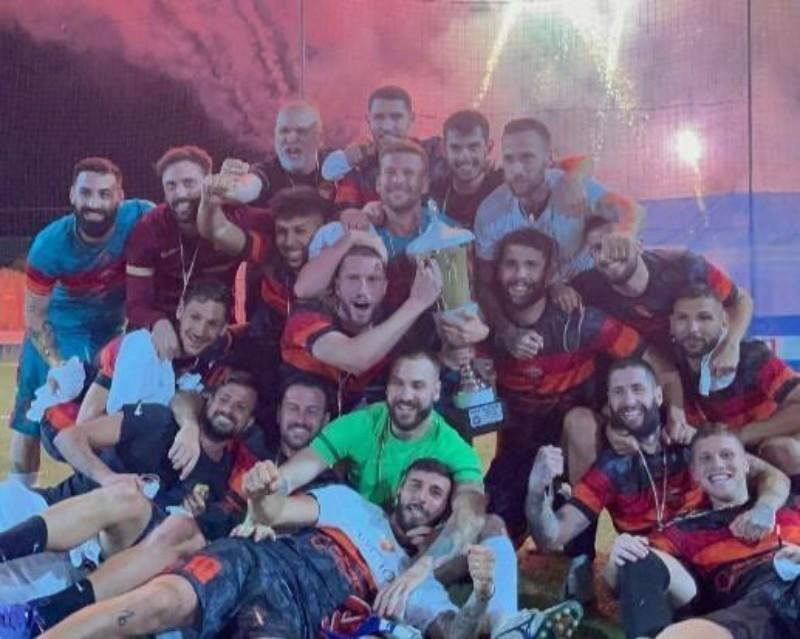 La Roma C8 con il trofeo appena vinto