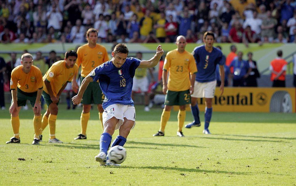 Totti scaraventa in porta il pallone che permetterà all'Italia di passare il turno contro l'Australia (Getty Images)