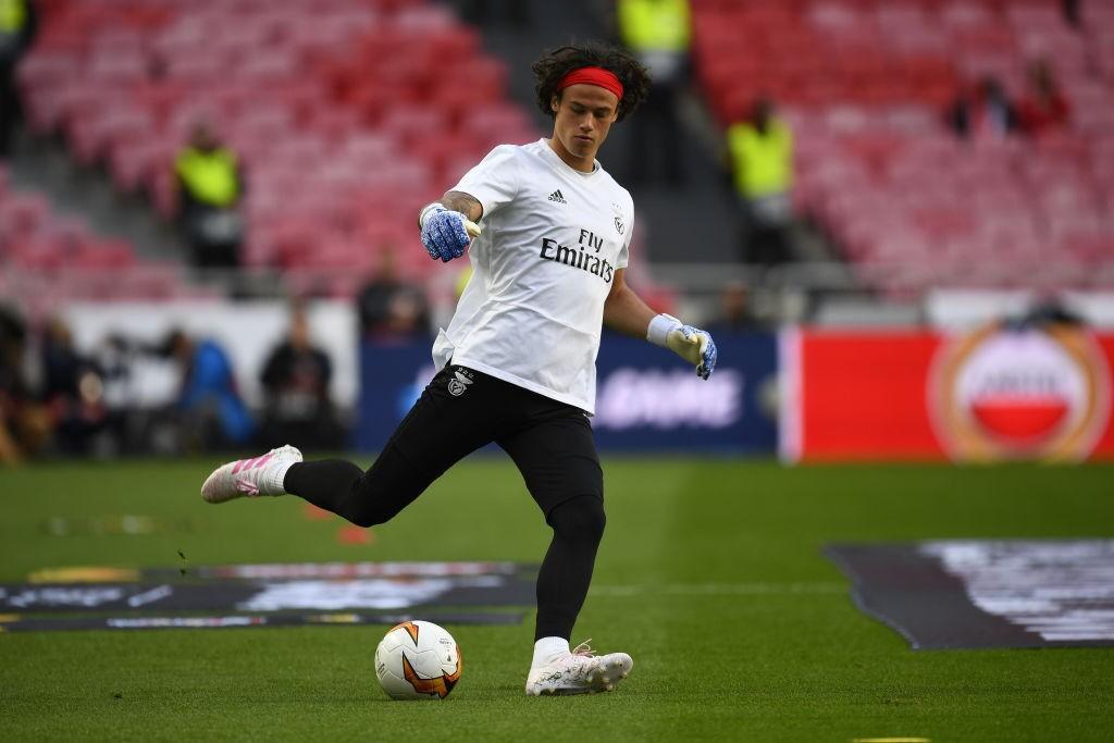 Svilar durante il riscaldamento di Benfica-Eintracht Francoforte (Getty Images)